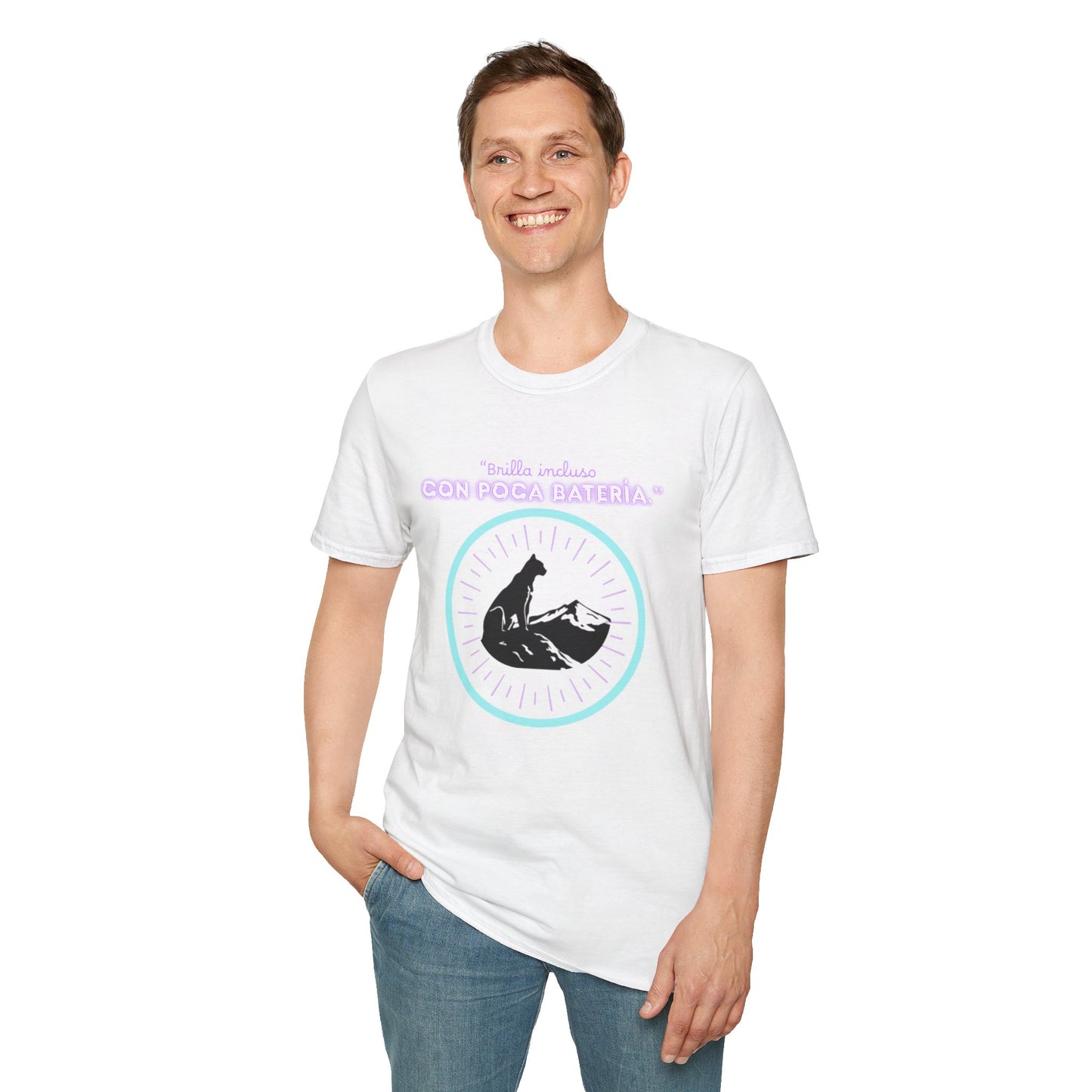 t-shirt Cat Nap Vibes T-Shirt — "Brilla incluso con poca batería" Graphic Tee