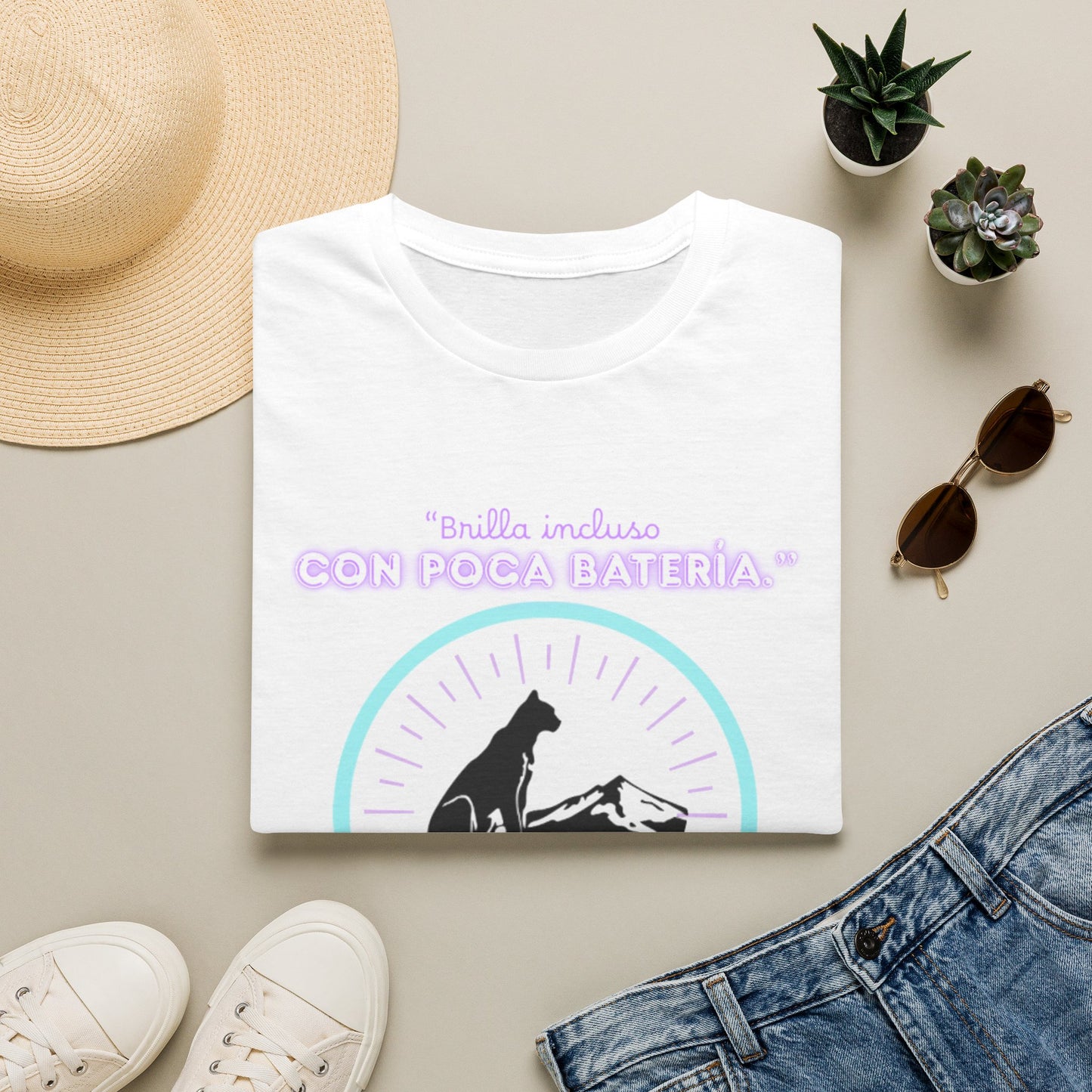 t-shirt Cat Nap Vibes T-Shirt — "Brilla incluso con poca batería" Graphic Tee