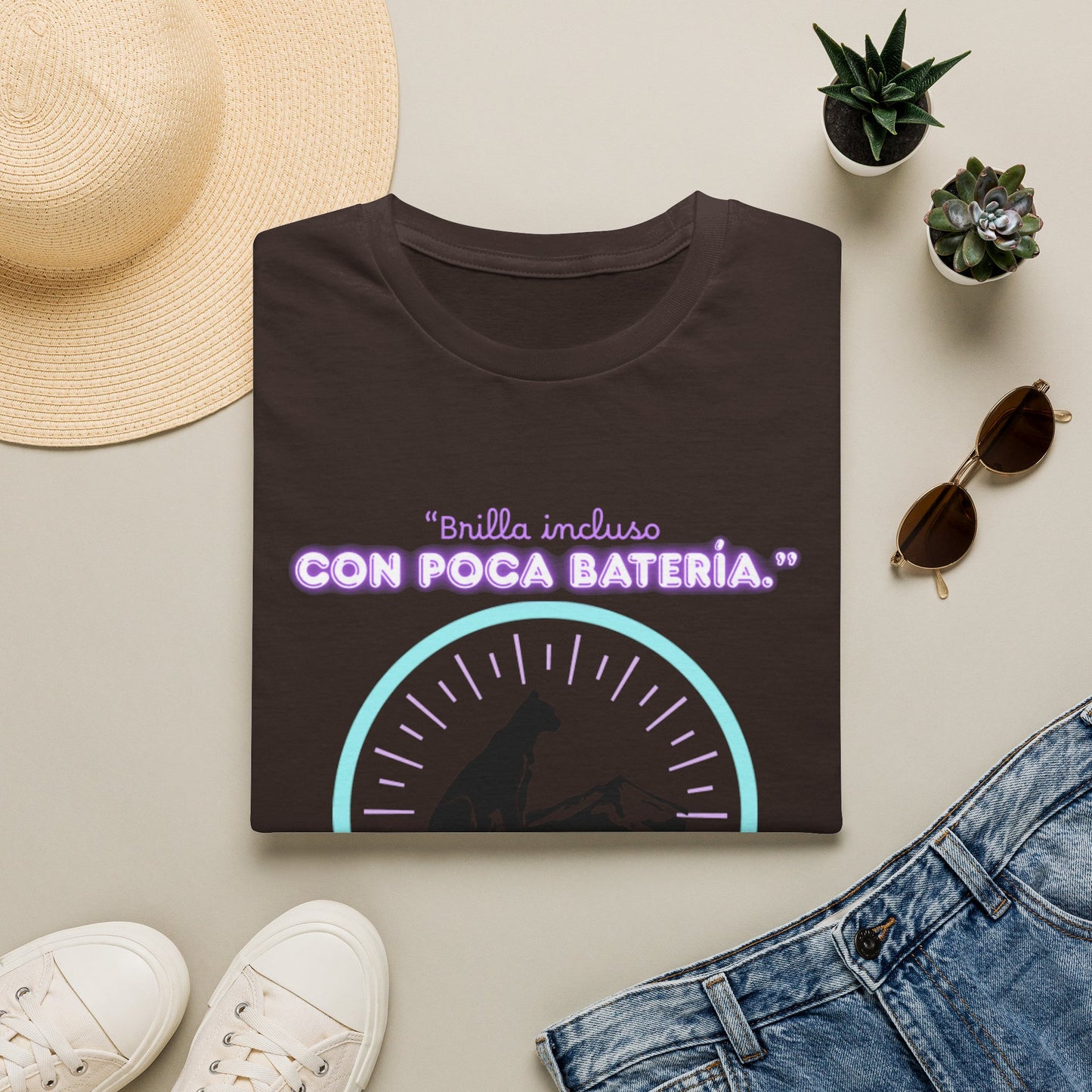 t-shirt Cat Nap Vibes T-Shirt — "Brilla incluso con poca batería" Graphic Tee