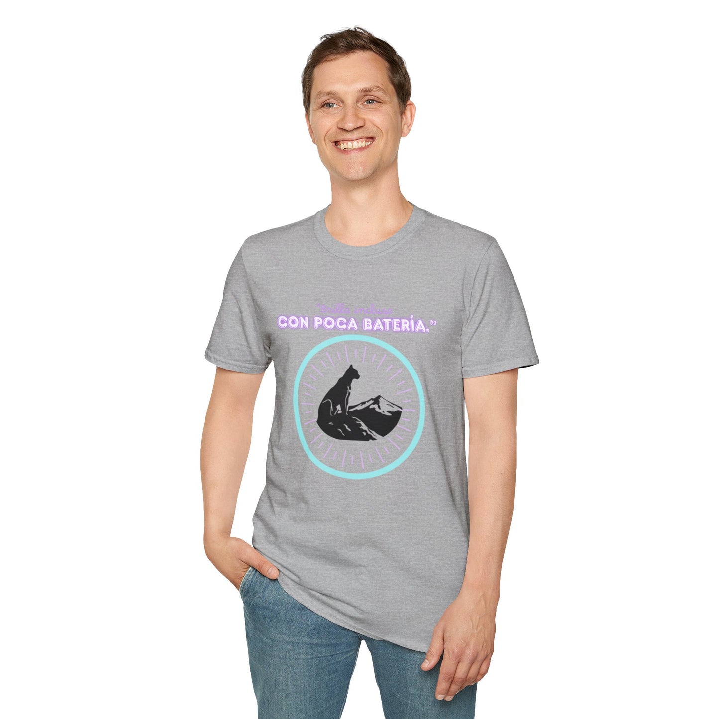 t-shirt Cat Nap Vibes T-Shirt — "Brilla incluso con poca batería" Graphic Tee