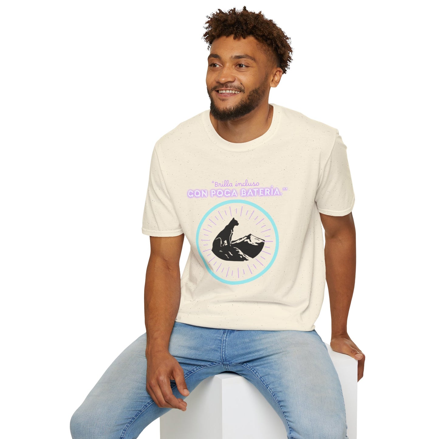 t-shirt Cat Nap Vibes T-Shirt — "Brilla incluso con poca batería" Graphic Tee