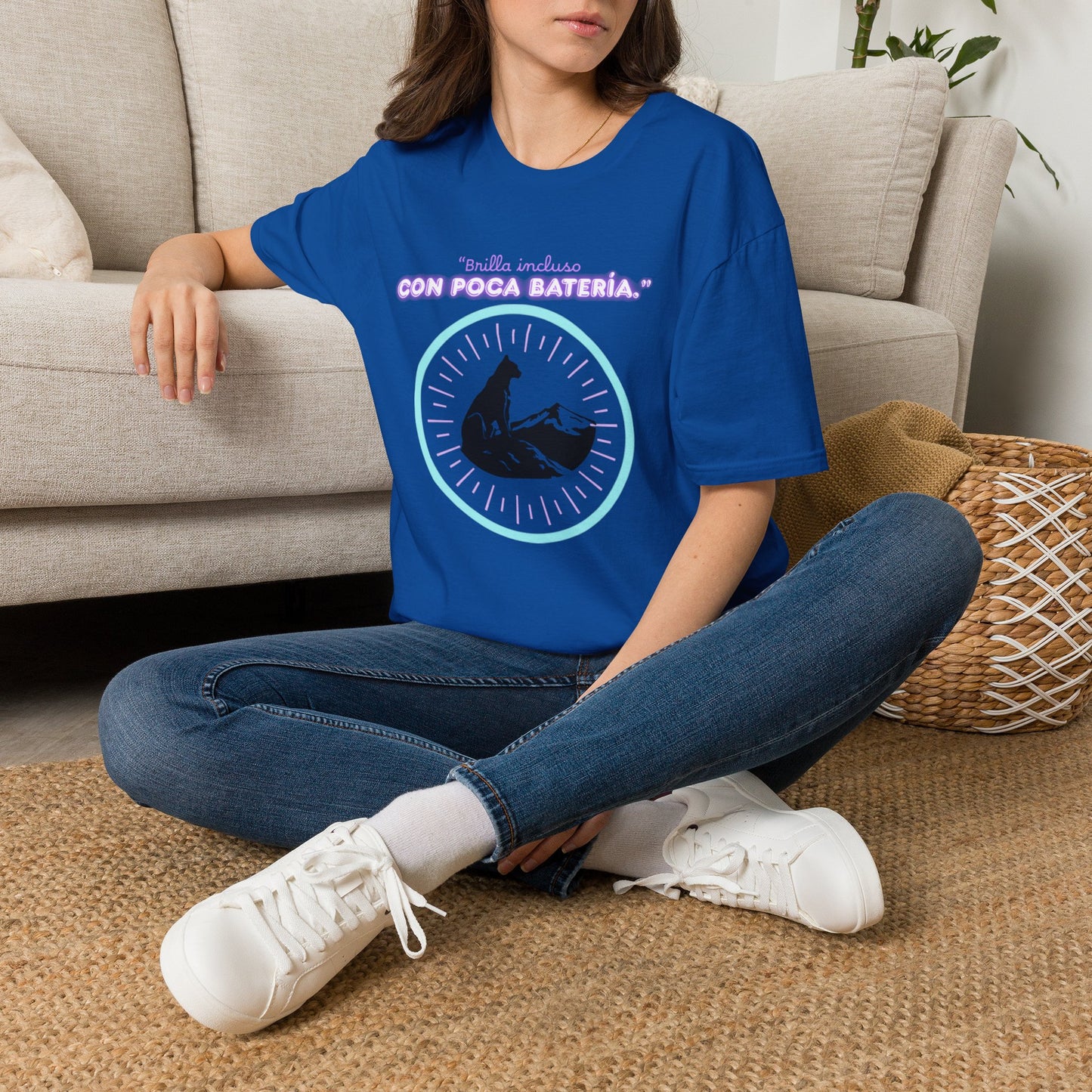t-shirt Cat Nap Vibes T-Shirt — "Brilla incluso con poca batería" Graphic Tee