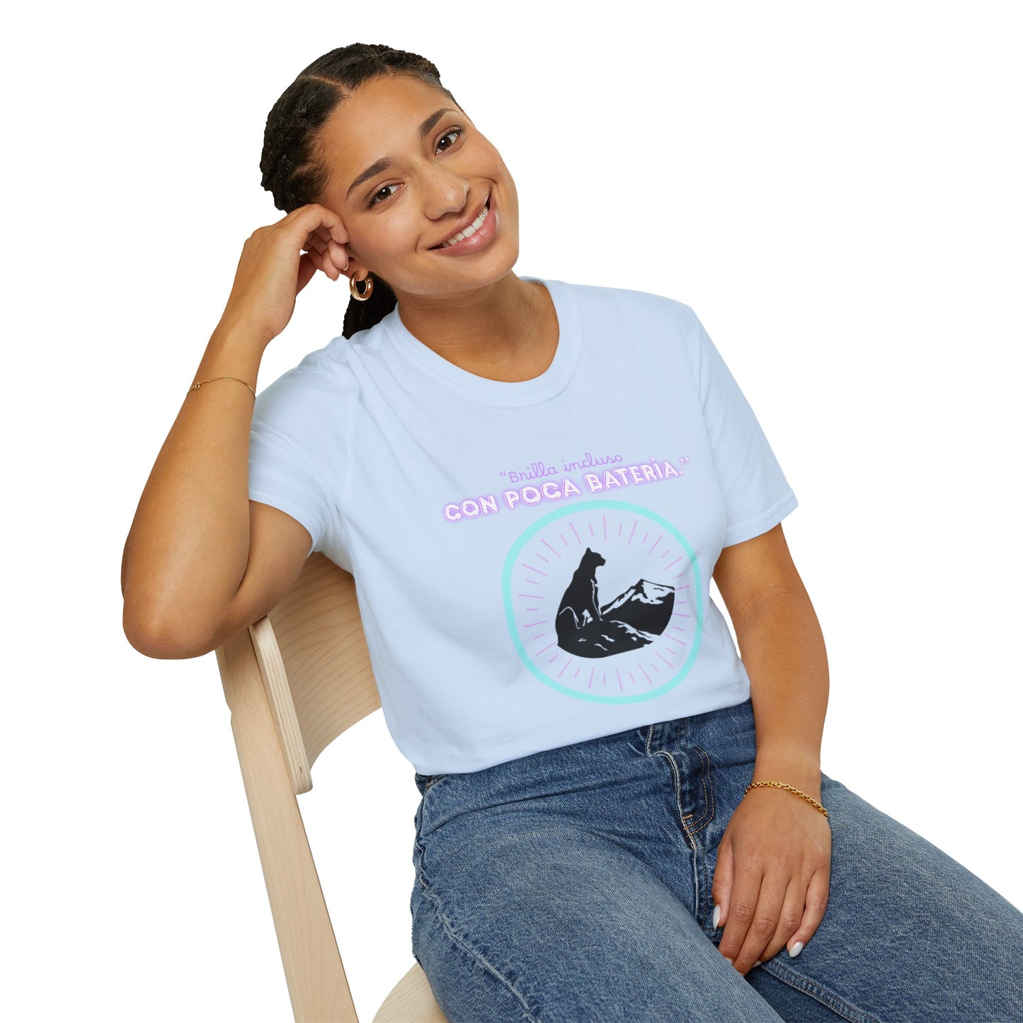 t-shirt Cat Nap Vibes T-Shirt — "Brilla incluso con poca batería" Graphic Tee