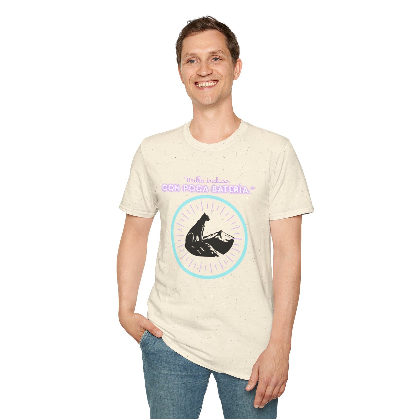 t-shirt Cat Nap Vibes T-Shirt — "Brilla incluso con poca batería" Graphic Tee