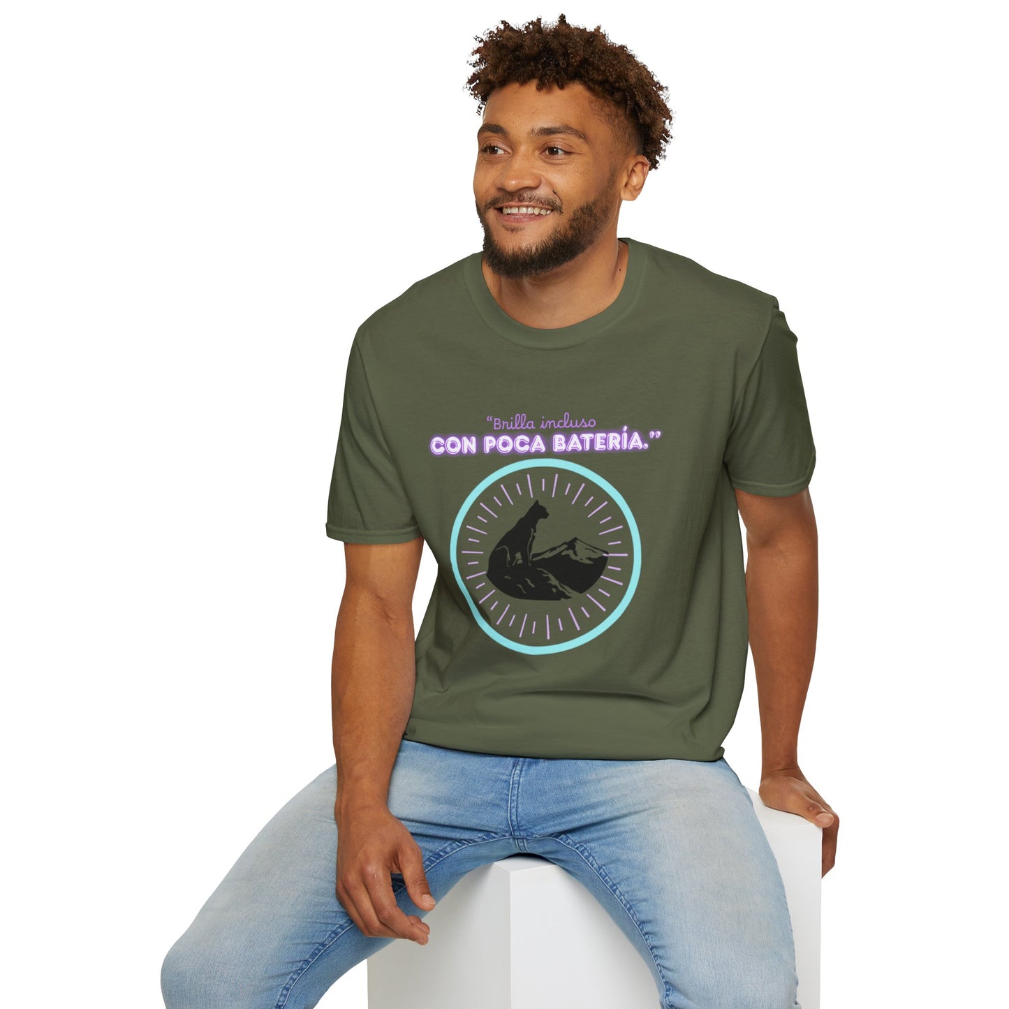 t-shirt Cat Nap Vibes T-Shirt — "Brilla incluso con poca batería" Graphic Tee