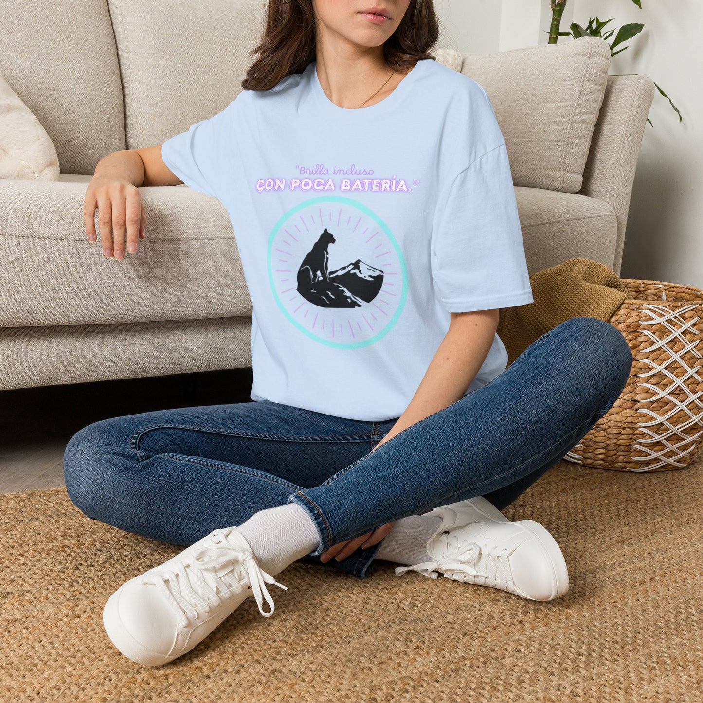 t-shirt Cat Nap Vibes T-Shirt — "Brilla incluso con poca batería" Graphic Tee