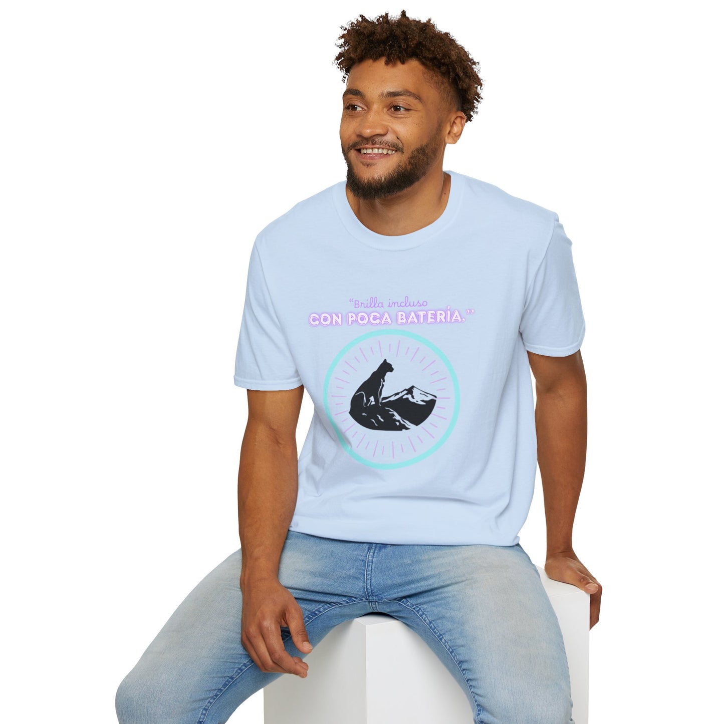 t-shirt Cat Nap Vibes T-Shirt — "Brilla incluso con poca batería" Graphic Tee