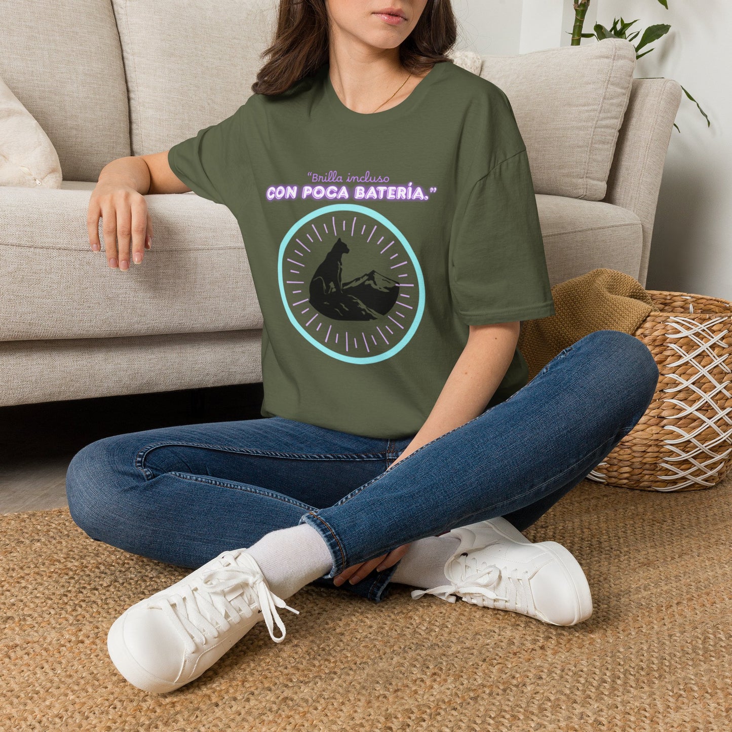t-shirt Cat Nap Vibes T-Shirt — "Brilla incluso con poca batería" Graphic Tee