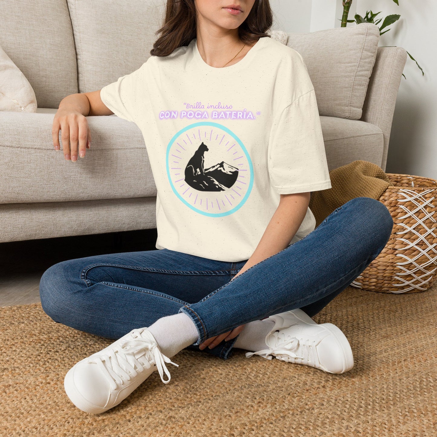 t-shirt Cat Nap Vibes T-Shirt — "Brilla incluso con poca batería" Graphic Tee